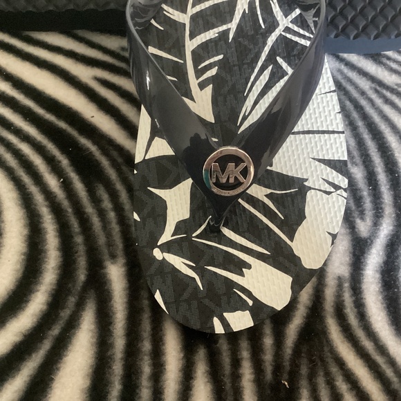 NIB Michael Kors flip flops NAVY - Picture 2 of 4